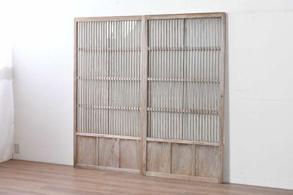 ヴィンテージ建具　昭和中期　ガラス入り　すっきりとした細格子戸2枚セット　(R-086082)