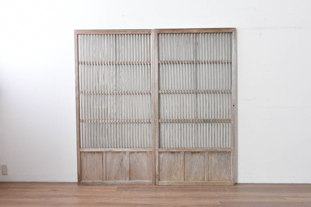 ヴィンテージ建具　昭和中期　ガラス入り　すっきりとした細格子戸2枚セット　(R-086082)