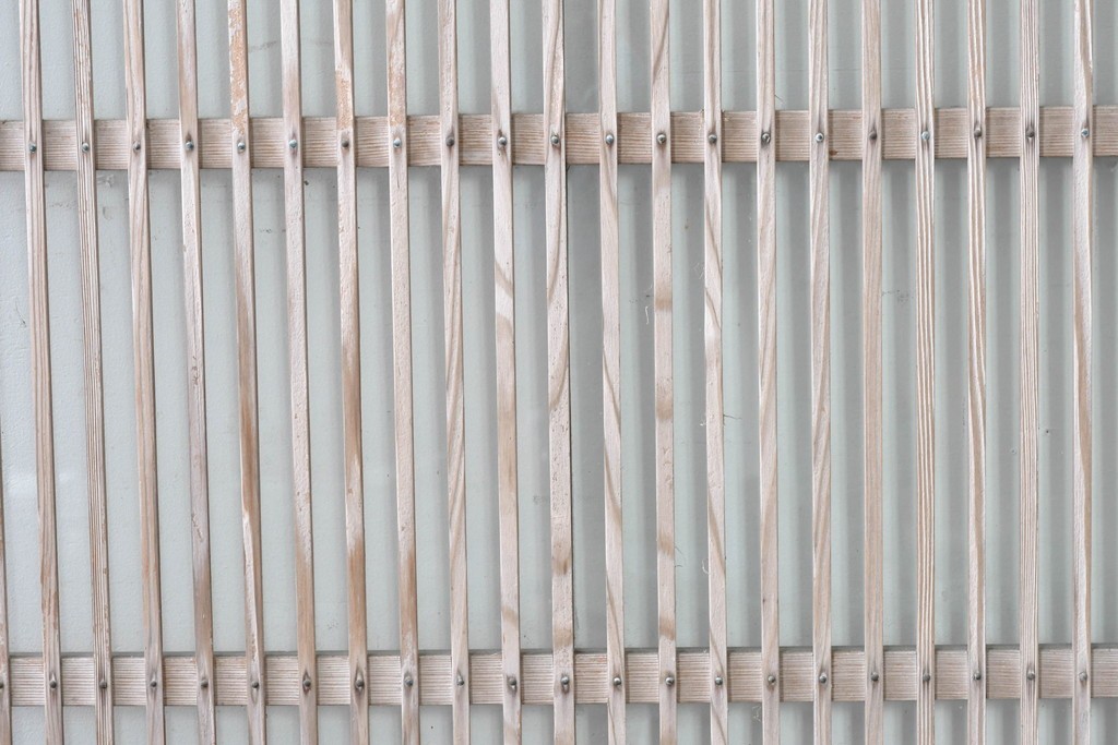 ヴィンテージ建具　昭和中期　ガラス入り　すっきりとした細格子戸2枚セット　(R-086082)