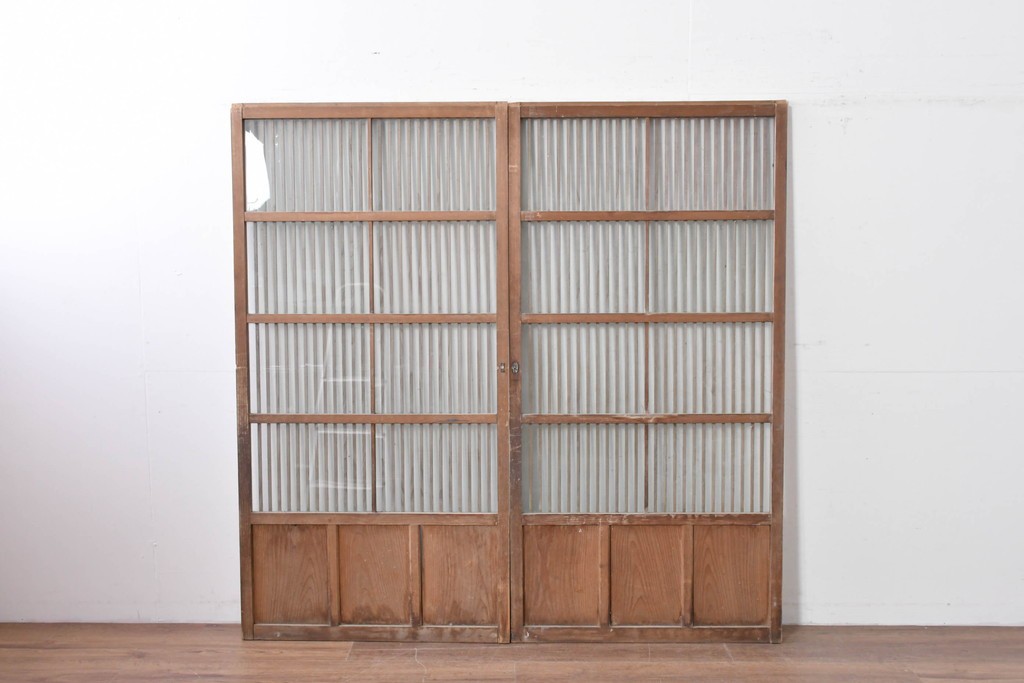 ヴィンテージ建具　昭和中期　ガラス入り　すっきりとした細格子戸2枚セット　(R-086082)