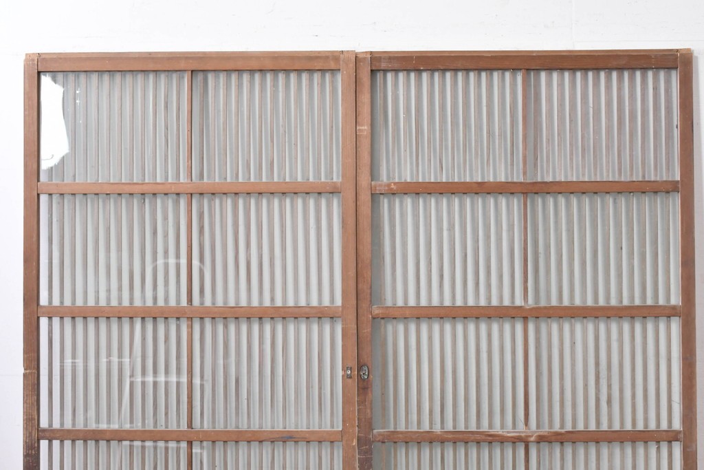 ヴィンテージ建具　昭和中期　ガラス入り　すっきりとした細格子戸2枚セット　(R-086082)