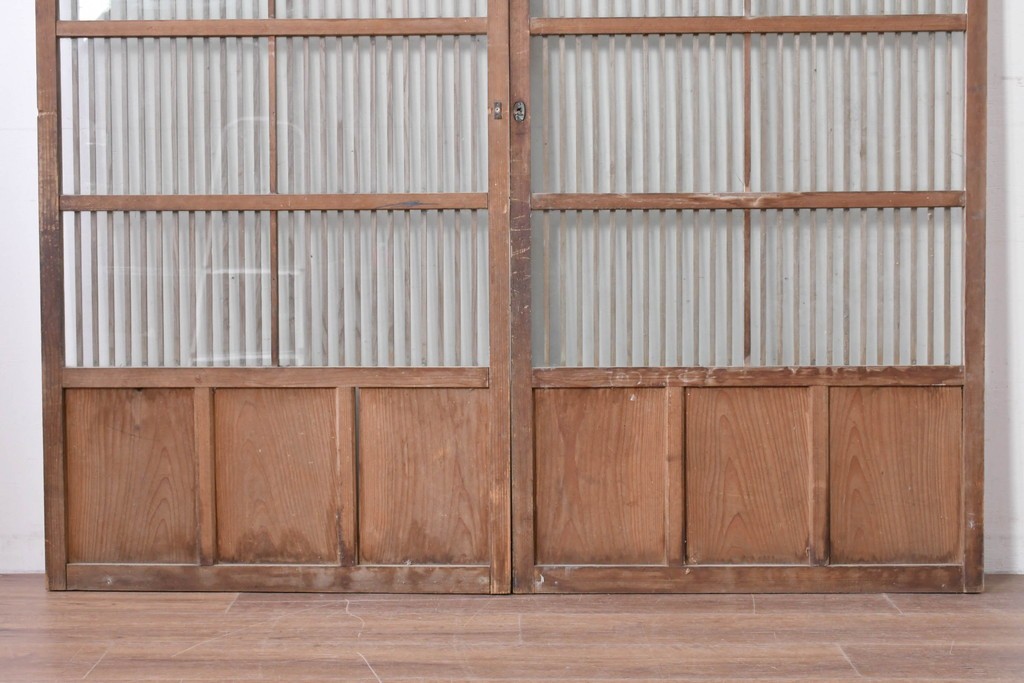 ヴィンテージ建具　昭和中期　ガラス入り　すっきりとした細格子戸2枚セット　(R-086082)