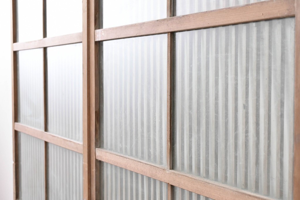 ヴィンテージ建具　昭和中期　ガラス入り　すっきりとした細格子戸2枚セット　(R-086082)