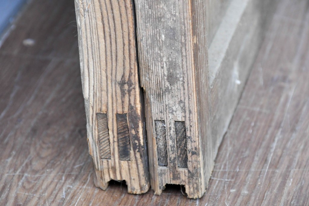 ヴィンテージ建具　昭和中期　ガラス入り　すっきりとした細格子戸2枚セット　(R-086082)