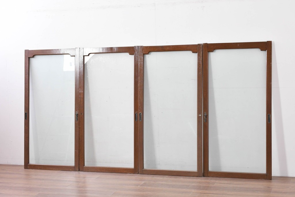 アンティーク建具　昭和初期　ナラ材　落ち着いた木色と大きなガラス面が印象的な家具用ガラス窓4枚セット　(R-086088)