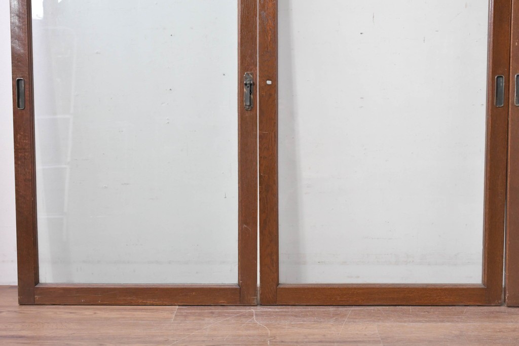 アンティーク建具　昭和初期　ナラ材　落ち着いた木色と大きなガラス面が印象的な家具用ガラス窓4枚セット　(R-086088)