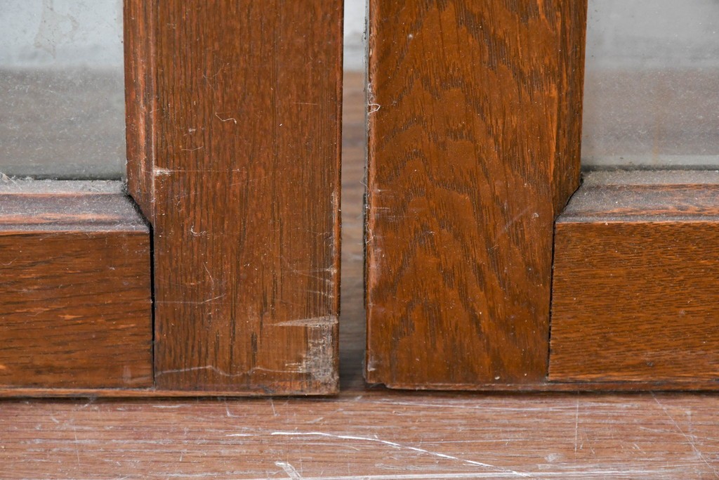 アンティーク建具　昭和初期　ナラ材　落ち着いた木色と大きなガラス面が印象的な家具用ガラス窓4枚セット　(R-086088)