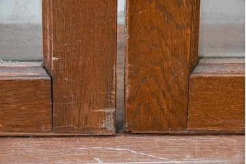 アンティーク建具　昭和初期　ナラ材　落ち着いた木色と大きなガラス面が印象的な家具用ガラス窓4枚セット　(R-086088)