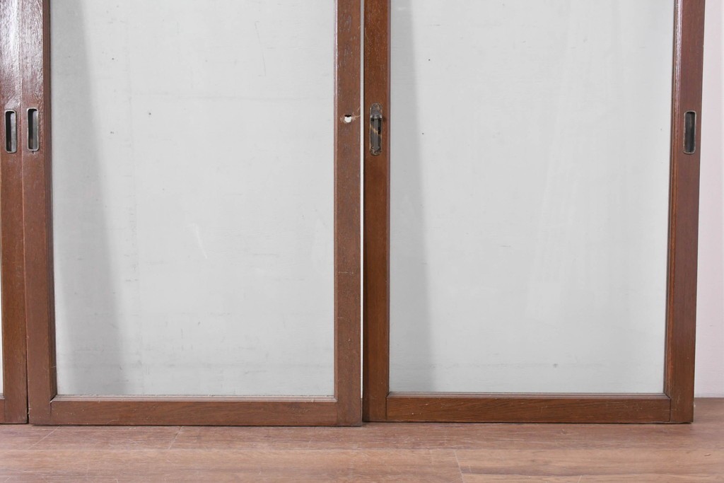 アンティーク建具　昭和初期　ナラ材　落ち着いた木色と大きなガラス面が印象的な家具用ガラス窓4枚セット　(R-086088)