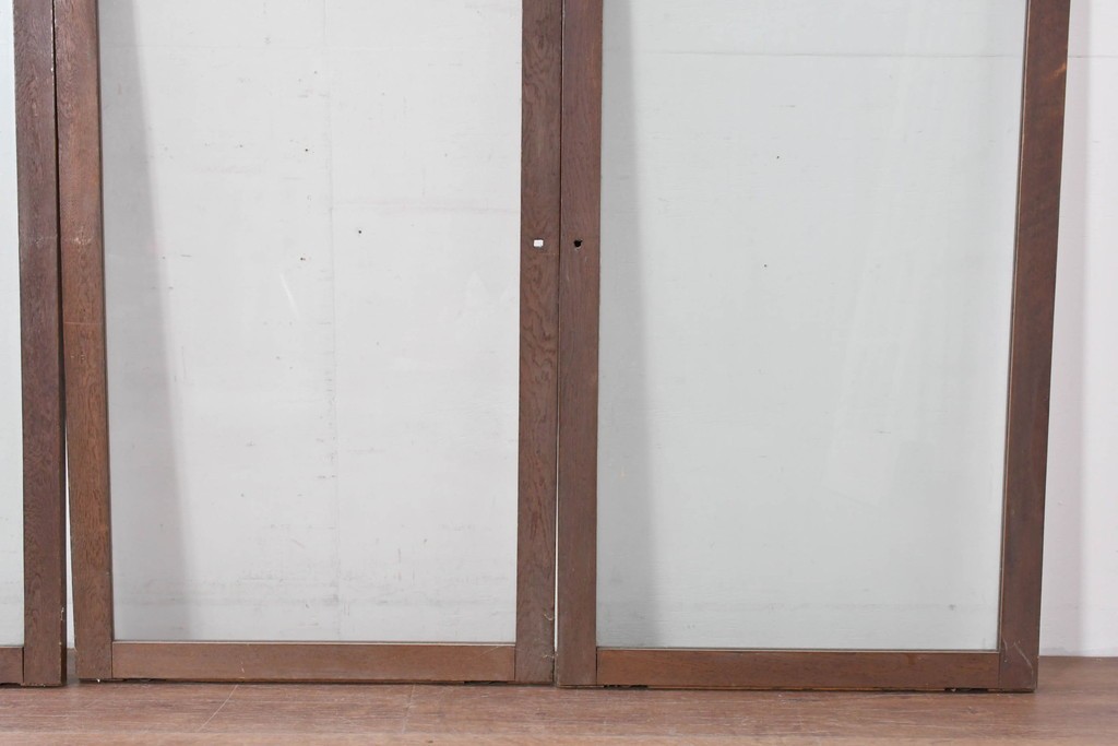 アンティーク建具　昭和初期　ナラ材　落ち着いた木色と大きなガラス面が印象的な家具用ガラス窓4枚セット　(R-086088)