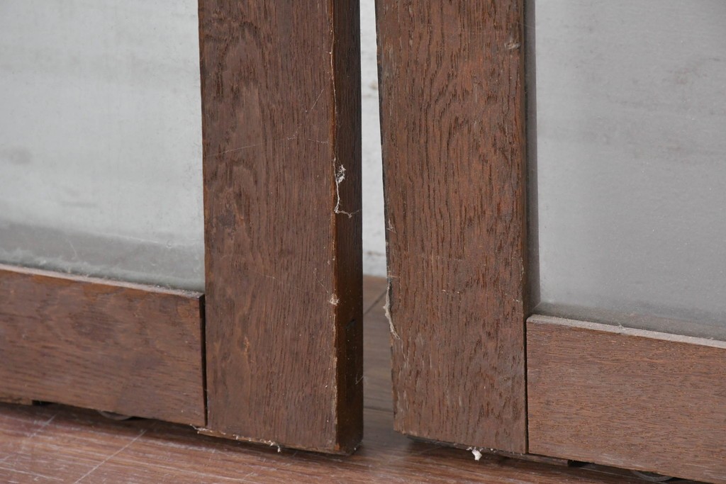 アンティーク建具　昭和初期　ナラ材　落ち着いた木色と大きなガラス面が印象的な家具用ガラス窓4枚セット　(R-086088)