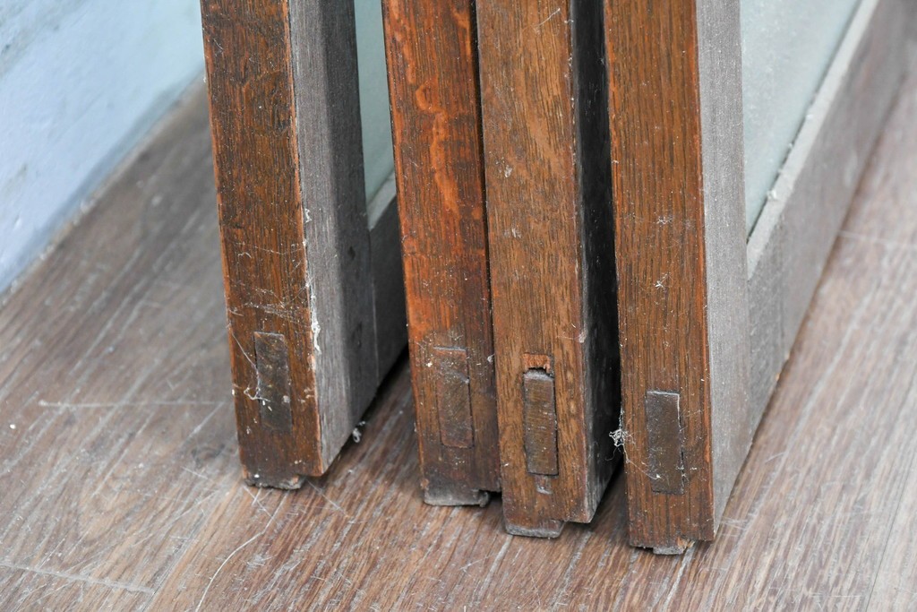 アンティーク建具　昭和初期　ナラ材　落ち着いた木色と大きなガラス面が印象的な家具用ガラス窓4枚セット　(R-086088)