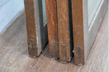 アンティーク建具　昭和初期　ナラ材　落ち着いた木色と大きなガラス面が印象的な家具用ガラス窓4枚セット　(R-086088)