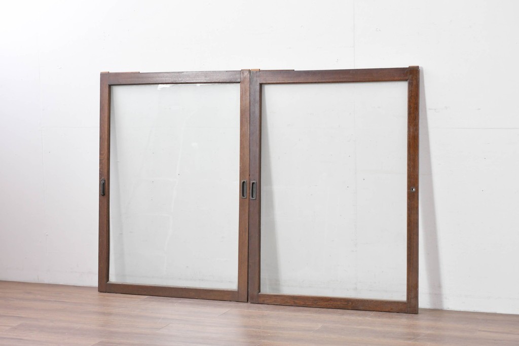アンティーク建具　昭和初期　ナラ材　落ち着いた木色と大きなガラス面が印象的な家具用ガラス窓2枚セット　(R-086089)