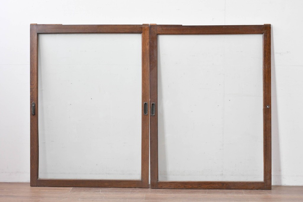 アンティーク建具　昭和初期　ナラ材　落ち着いた木色と大きなガラス面が印象的な家具用ガラス窓2枚セット　(R-086089)