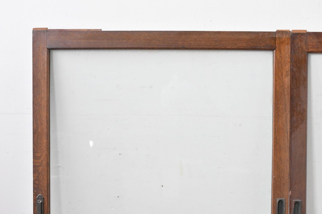 アンティーク建具　昭和初期　ナラ材　落ち着いた木色と大きなガラス面が印象的な家具用ガラス窓2枚セット　(R-086089)