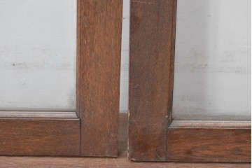 アンティーク建具　昭和初期　ナラ材　落ち着いた木色と大きなガラス面が印象的な家具用ガラス窓2枚セット　(R-086089)