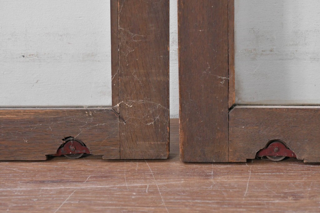 アンティーク建具　昭和初期　ナラ材　落ち着いた木色と大きなガラス面が印象的な家具用ガラス窓2枚セット　(R-086089)