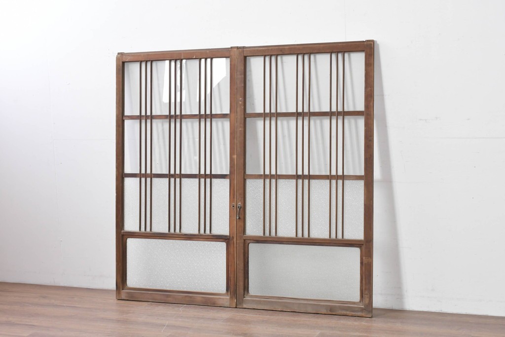 ヴィンテージ建具　昭和中期　縦桟デザインが映えるガラス窓2枚セット　(R-086090)