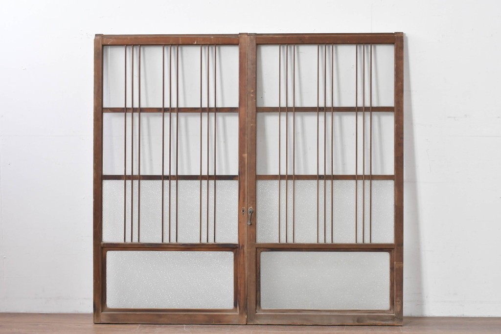 ヴィンテージ建具　昭和中期　縦桟デザインが映えるガラス窓2枚セット　(R-086090)