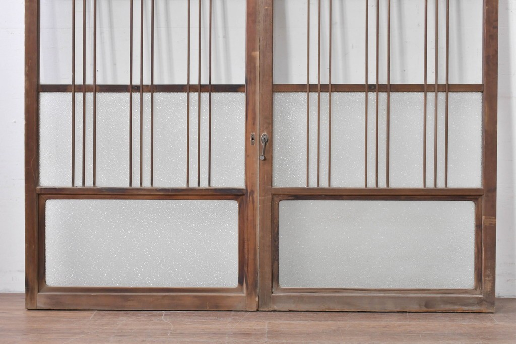 ヴィンテージ建具　昭和中期　縦桟デザインが映えるガラス窓2枚セット　(R-086090)