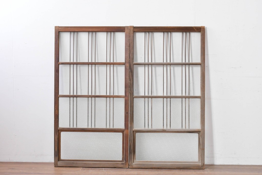 ヴィンテージ建具　昭和中期　縦桟デザインが映えるガラス窓2枚セット　(R-086090)