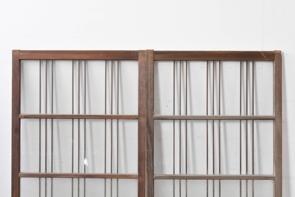 ヴィンテージ建具　昭和中期　縦桟デザインが映えるガラス窓2枚セット　(R-086090)