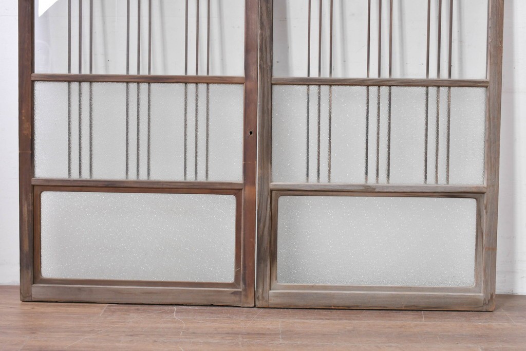 ヴィンテージ建具　昭和中期　縦桟デザインが映えるガラス窓2枚セット　(R-086090)