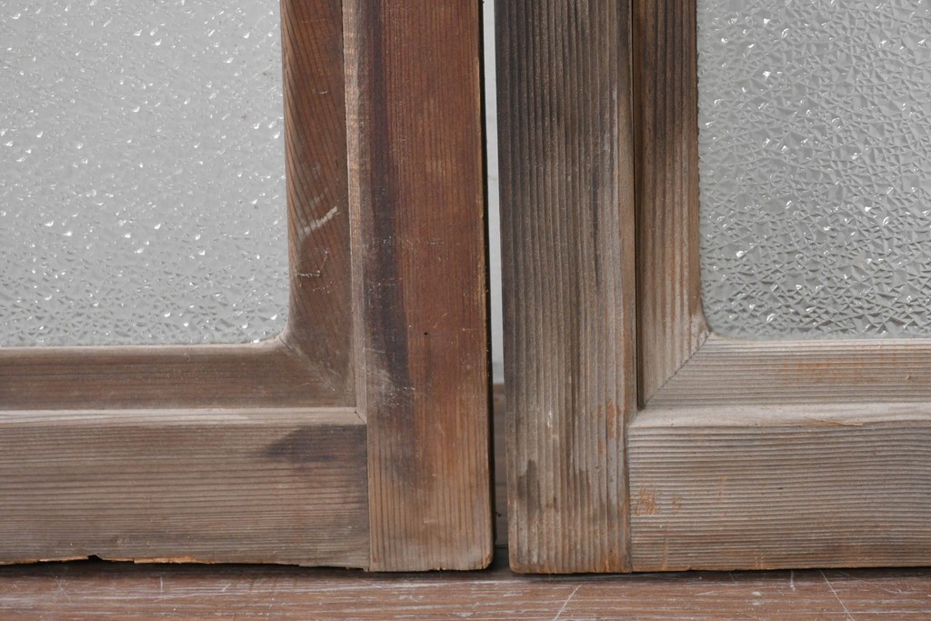 ヴィンテージ建具　昭和中期　縦桟デザインが映えるガラス窓2枚セット　(R-086090)