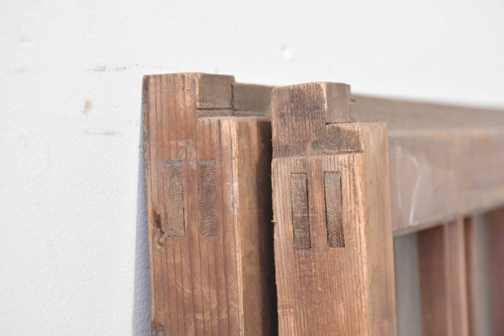 ヴィンテージ建具　昭和中期　縦桟デザインが映えるガラス窓2枚セット　(R-086090)