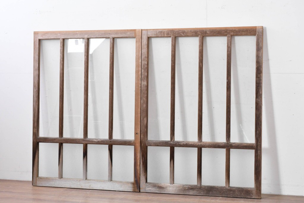 アンティーク建具　昭和初期から中期　すっきりとした縦桟が空間になじむガラス窓2枚セット　(R-086091)
