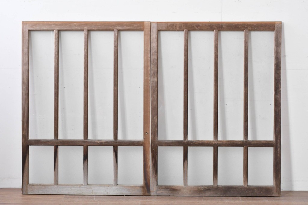 アンティーク建具　昭和初期から中期　すっきりとした縦桟が空間になじむガラス窓2枚セット　(R-086091)