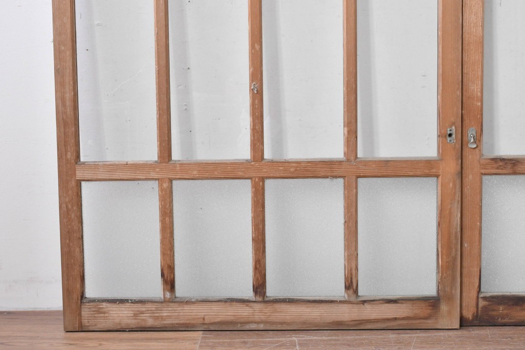 アンティーク建具　昭和初期から中期　すっきりとした縦桟が空間になじむガラス窓2枚セット　(R-086091)