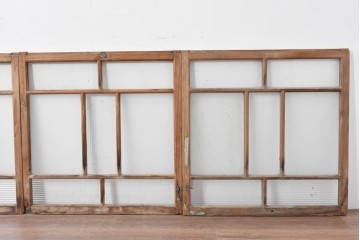 アンティーク建具　昭和初期　大正ロマン　縦横に入った桟とゆらぎのあるガラスが目を惹くガラス窓4枚セット　(R-086092)