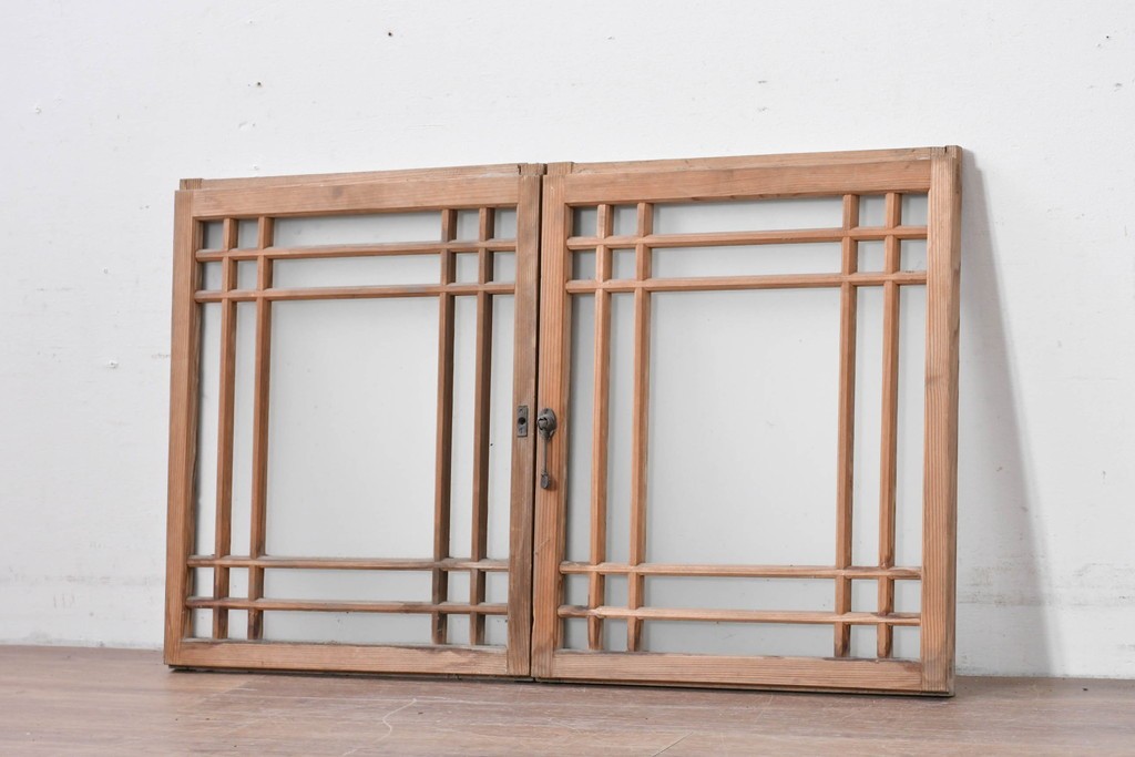 アンティーク建具　昭和初期　凝ったデザインの桟の意匠が目を引く小さな窓2枚セット　(R-086094)