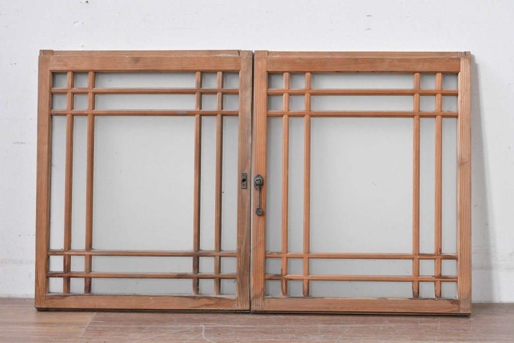 アンティーク建具　昭和初期　凝ったデザインの桟の意匠が目を引く小さな窓2枚セット　(R-086094)
