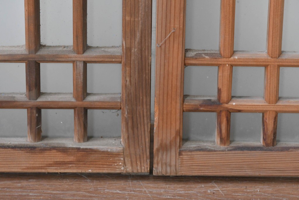 アンティーク建具　昭和初期　凝ったデザインの桟の意匠が目を引く小さな窓2枚セット　(R-086094)