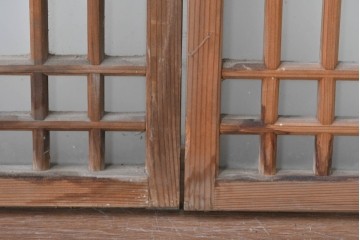 アンティーク建具　昭和初期　凝ったデザインの桟の意匠が目を引く小さな窓2枚セット　(R-086094)