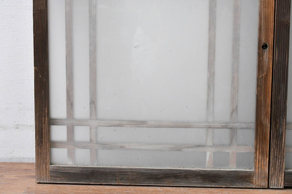 アンティーク建具　昭和初期　凝ったデザインの桟の意匠が目を引く小さな窓2枚セット　(R-086094)