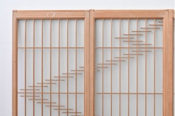 ヴィンテージ建具　昭和後期　片面ガラス　流れるような桟の意匠と麻の葉組子入り書院窓4枚セット　(R-086097)