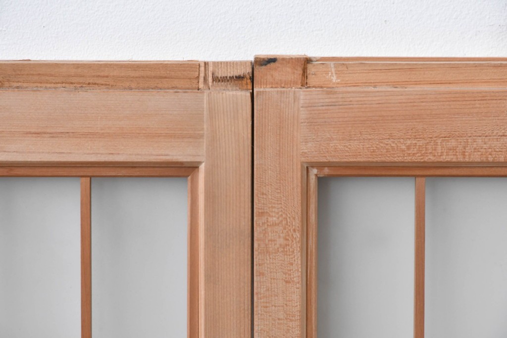 ヴィンテージ建具　昭和後期　片面ガラス　流れるような桟の意匠と麻の葉組子入り書院窓4枚セット　(R-086097)