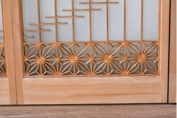 ヴィンテージ建具　昭和後期　片面ガラス　流れるような桟の意匠と麻の葉組子入り書院窓4枚セット　(R-086097)