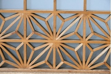 ヴィンテージ建具　昭和後期　片面ガラス　流れるような桟の意匠と麻の葉組子入り書院窓4枚セット　(R-086097)