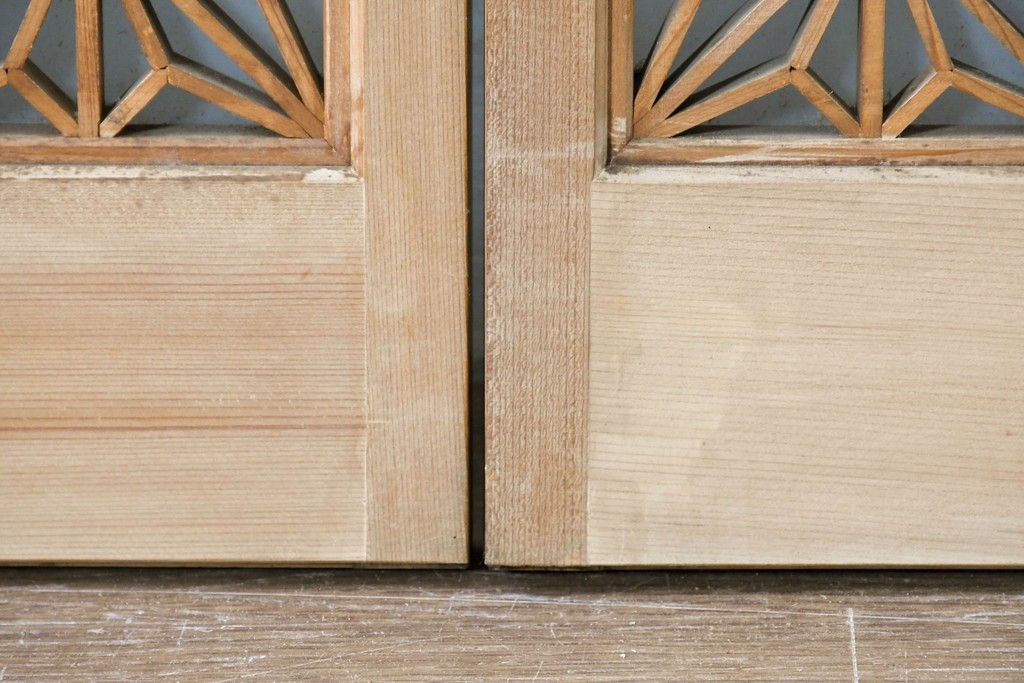 ヴィンテージ建具　昭和後期　片面ガラス　流れるような桟の意匠と麻の葉組子入り書院窓4枚セット　(R-086097)