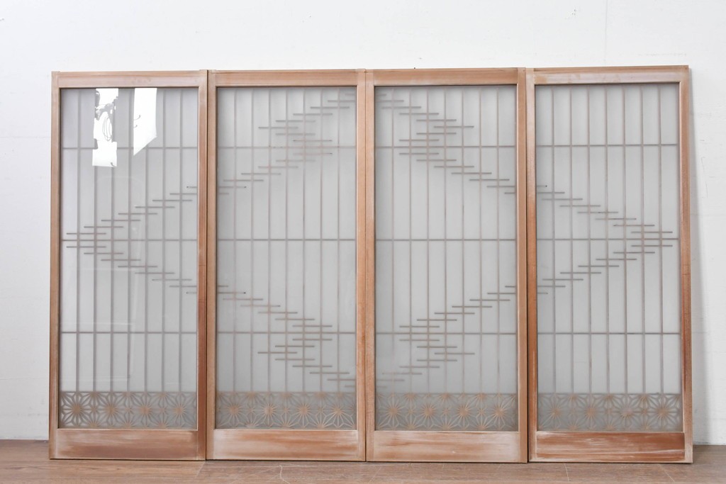 ヴィンテージ建具　昭和後期　片面ガラス　流れるような桟の意匠と麻の葉組子入り書院窓4枚セット　(R-086097)