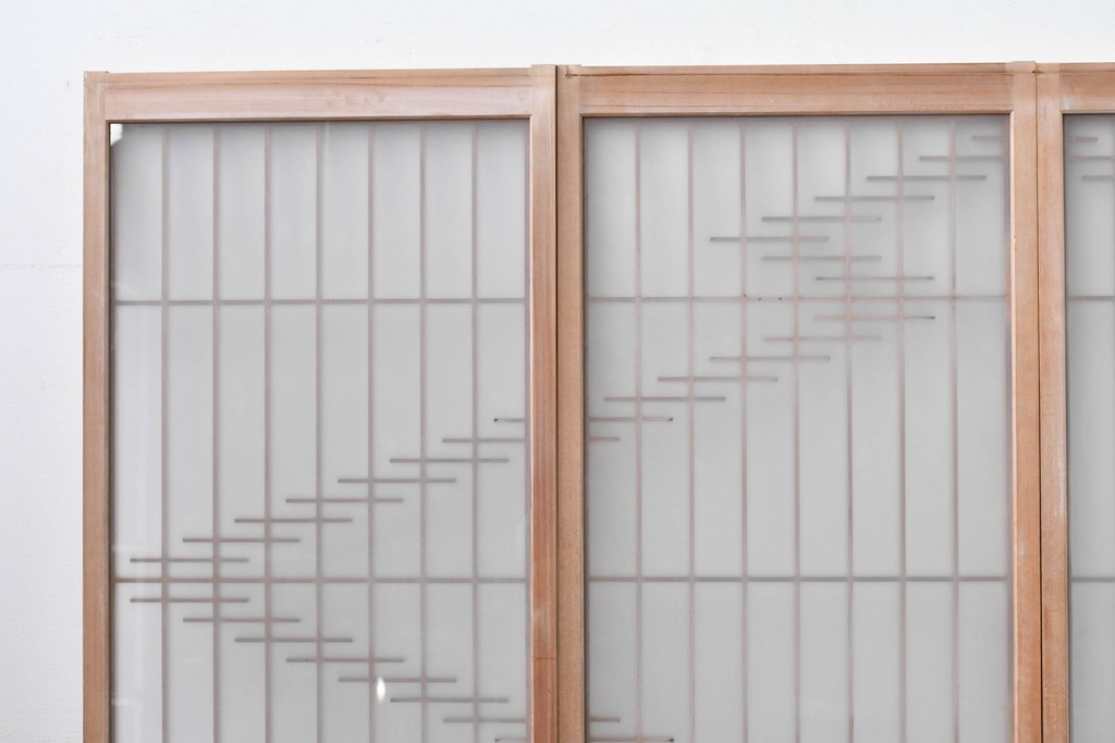 ヴィンテージ建具　昭和後期　片面ガラス　流れるような桟の意匠と麻の葉組子入り書院窓4枚セット　(R-086097)