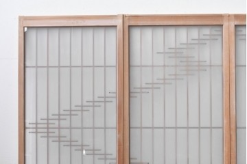 ヴィンテージ建具　昭和後期　片面ガラス　流れるような桟の意匠と麻の葉組子入り書院窓4枚セット　(R-086097)