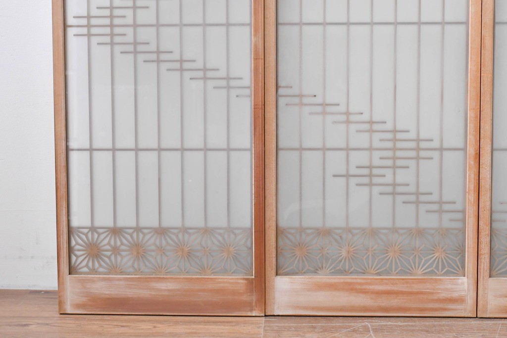 ヴィンテージ建具　昭和後期　片面ガラス　流れるような桟の意匠と麻の葉組子入り書院窓4枚セット　(R-086097)