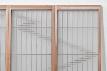 ヴィンテージ建具　昭和後期　片面ガラス　流れるような桟の意匠と麻の葉組子入り書院窓4枚セット　(R-086097)