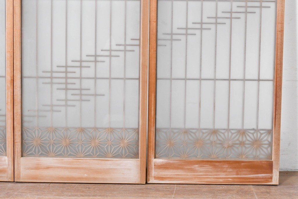 ヴィンテージ建具　昭和後期　片面ガラス　流れるような桟の意匠と麻の葉組子入り書院窓4枚セット　(R-086097)